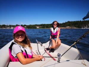 Juniorer seglar på seglarskola